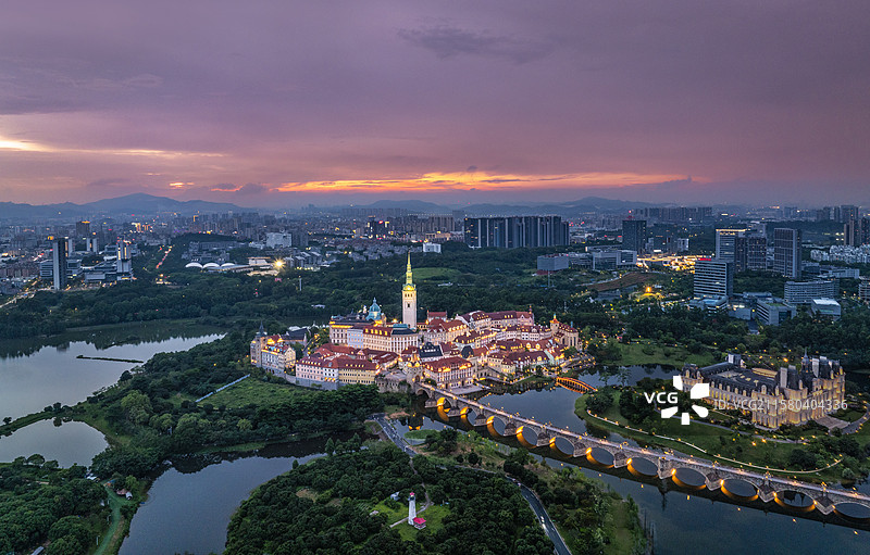 华为松山湖基地三丫坡晚霞夜景图片素材