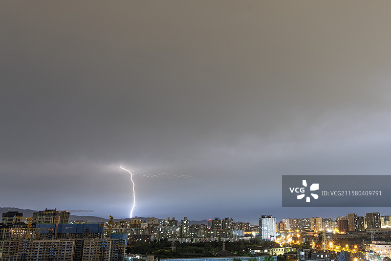 夏天城市上空闪电特写图片素材