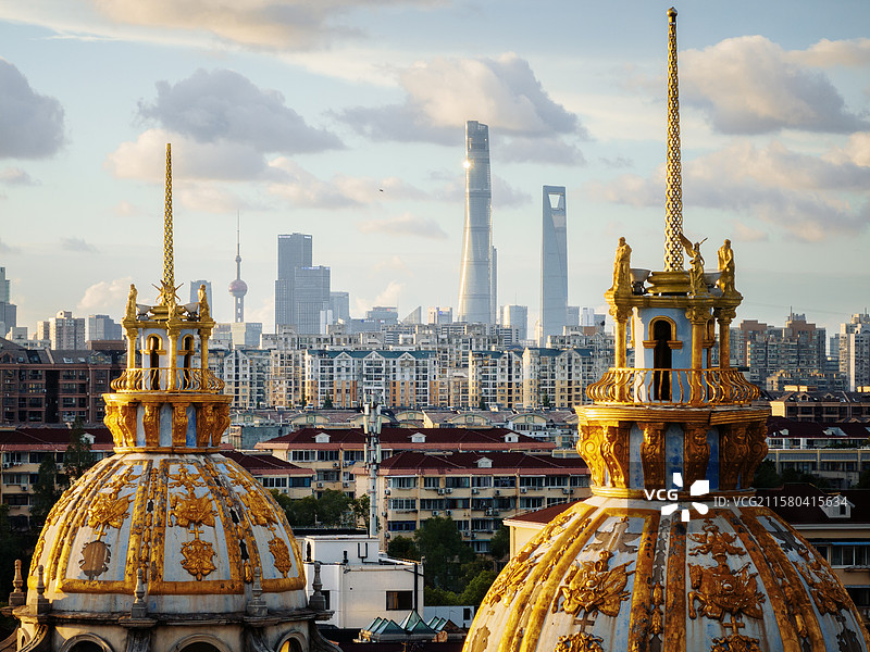 上海的欧式建筑金色城堡塔尖蓝天白云童话故事浦东陆家嘴东方明珠金茂大厦上海中心环球金融中心图片素材
