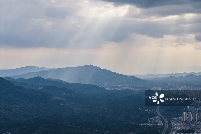 暴雨将至的城市自然风光图片素材