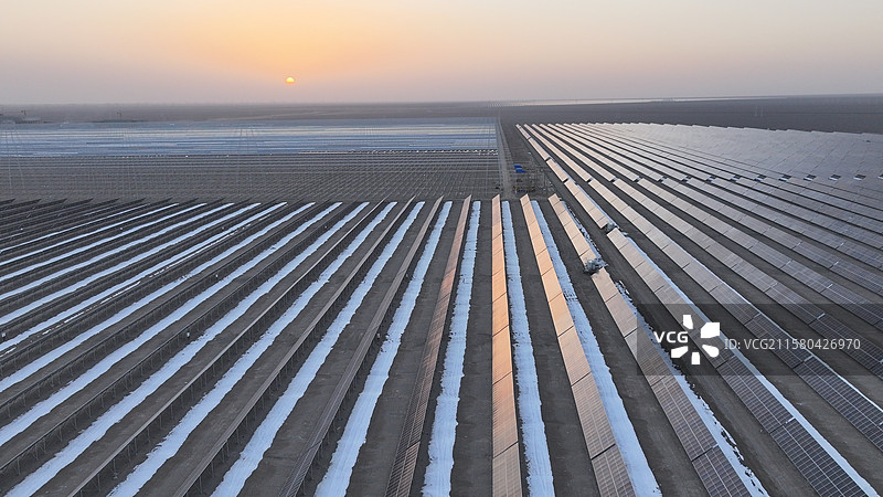 新疆哈密线性菲涅尔光热储能电站图片素材