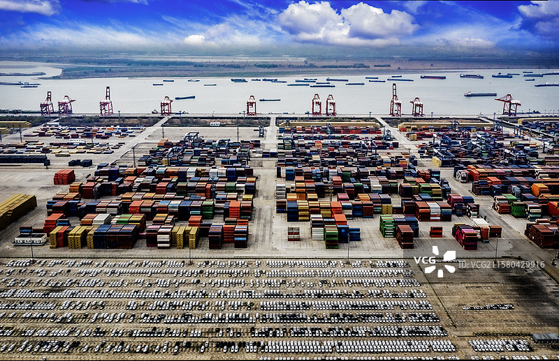 南京龙潭港集装箱码头位于南京市栖霞区龙潭街道长江岸边图片素材