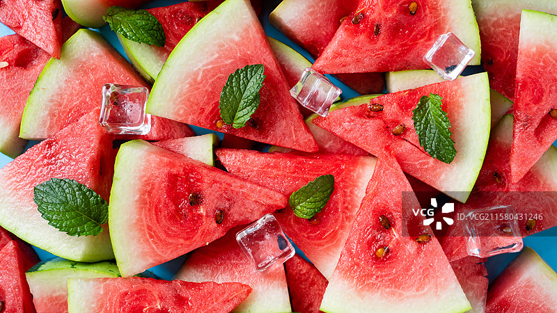 夏季切开的清凉西瓜特写图片素材