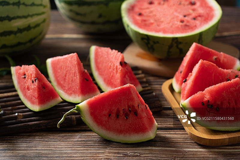 桌上切开的新鲜西瓜图片素材