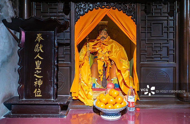 中国山西临汾洪洞县大槐树寻根祭祖园，古槐大槐树老树标志性景点遗址内部奉献地皇之神位，室内神像图像摄影图片素材