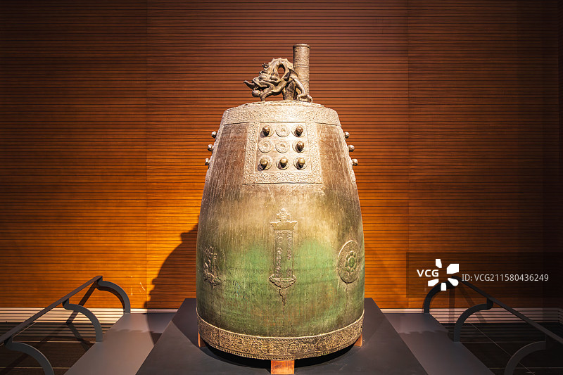 韩国首尔特别市，国立中央博物馆，雕塑·工艺馆，金属工艺室，天兴寺铜钟，目前历史最为悠久的高丽铜钟图片素材