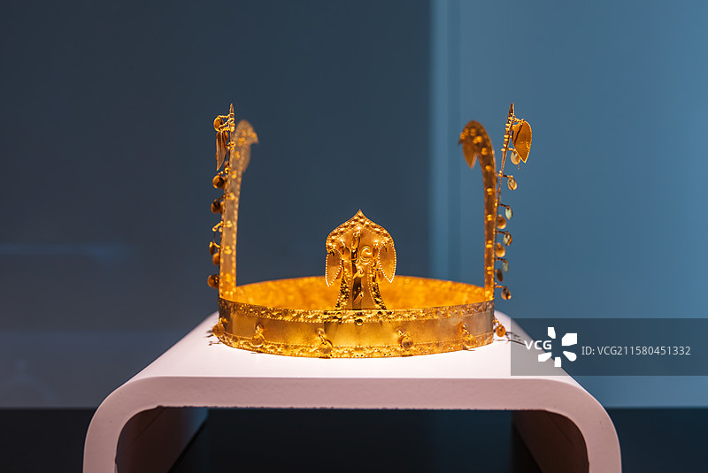 韩国首尔特别市，龙山区，国立中央博物馆，史前·古代馆，伽倻室，金铜冠，金冠，出土于庆尚南道昌宁市图片素材