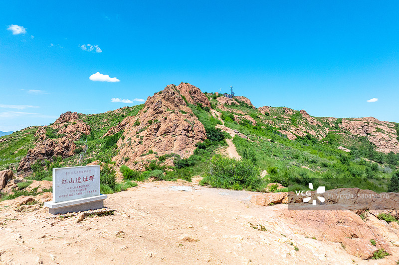 航拍夏天蓝天下的赤峰红山文化遗址群风光图片素材