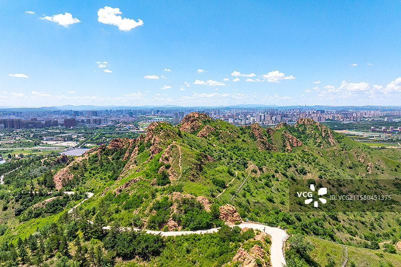 航拍夏天蓝天下的赤峰红山文化遗址群风光图片素材