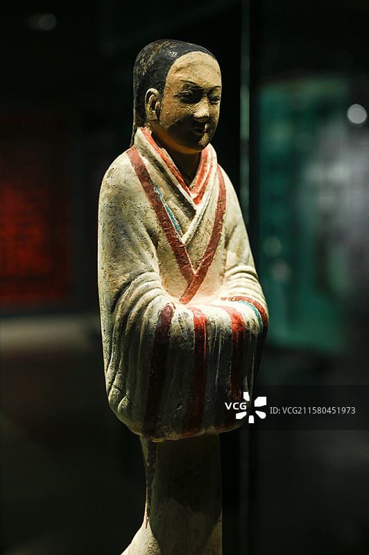 陕西西安西汉景帝汉阳陵出土陪葬品站立仕女侍女彩绘陶俑汉代帝王陵墓考古发掘图片素材