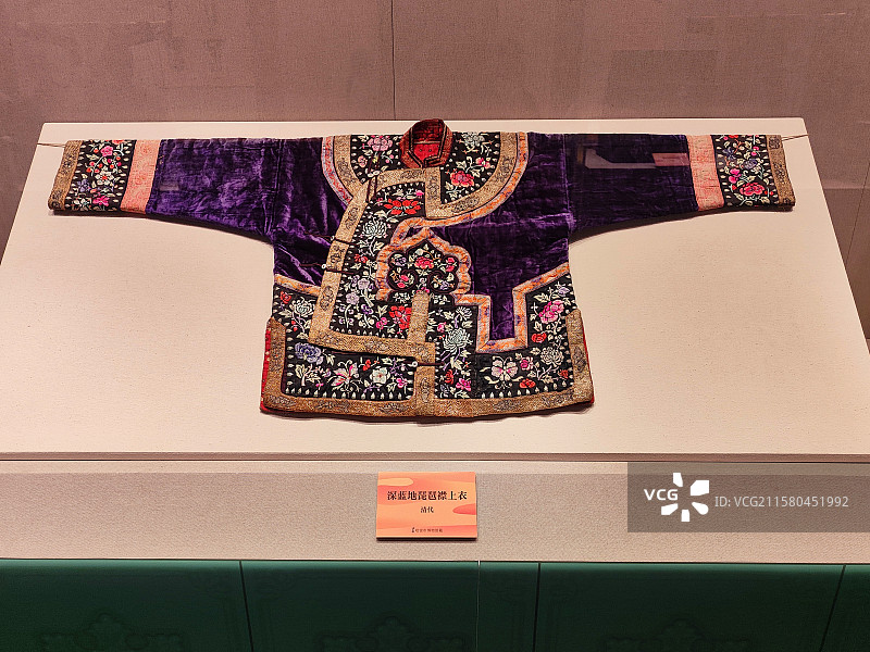 深蓝地琵琶襟上衣图片素材