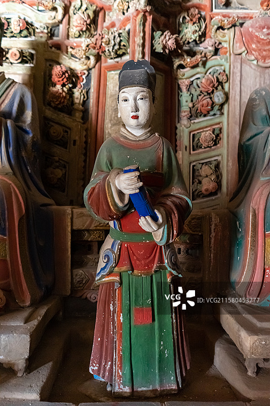 中国山西临汾洪洞县广胜寺，地藏殿地藏王菩萨和两侧的秦广王蒋歆和阎罗王包拯及护法雕塑，室内佛像图像摄影图片素材