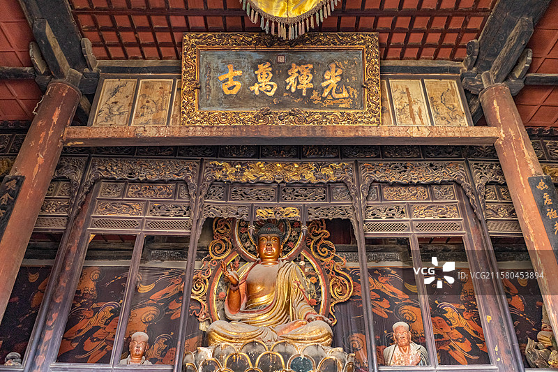 中国山西临汾洪洞县广胜寺，大雄宝殿释迦牟尼木雕贴金佛像两侧是文殊菩萨和普贤菩萨，室内佛像图像摄影图片素材