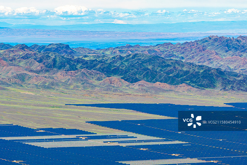 航拍新疆天山下大片的光伏太阳能板，清洁能源光伏电站图片素材