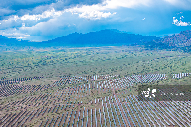 航拍新疆天山下大片的光伏太阳能板，清洁能源光伏电站图片素材