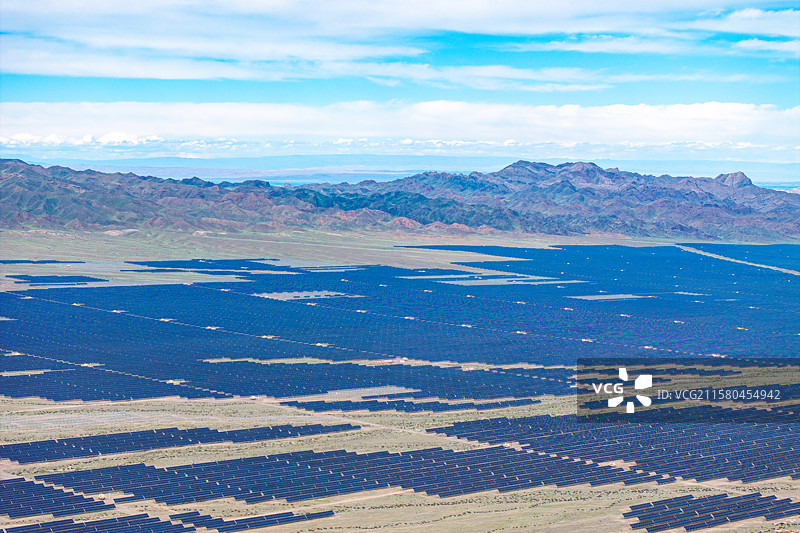 航拍新疆天山下大片的光伏太阳能板，清洁能源光伏电站图片素材