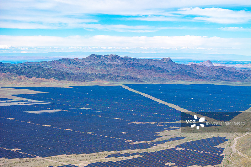 航拍新疆天山下大片的光伏太阳能板，清洁能源光伏电站图片素材