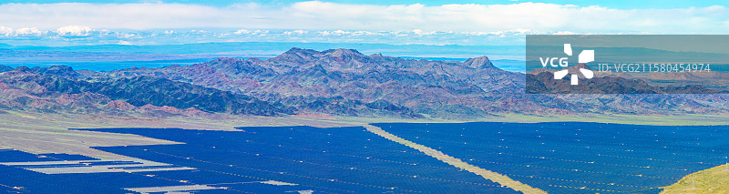 航拍新疆天山下大片的光伏太阳能板，清洁能源光伏电站图片素材