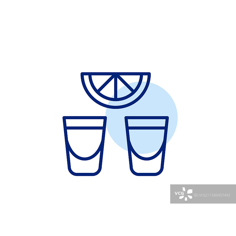 两杯龙舌兰酒和一片青柠的饮用场景图片素材