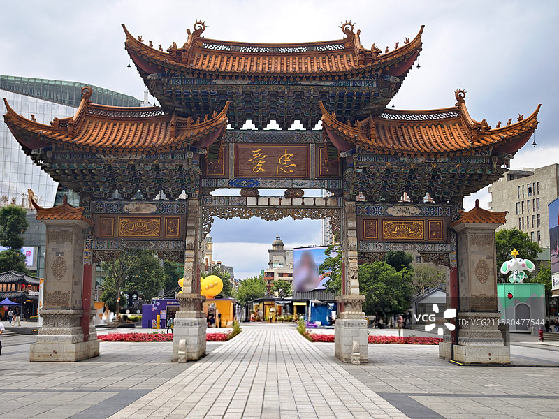 忠爱坊：昆明南屏街的历史见证图片素材