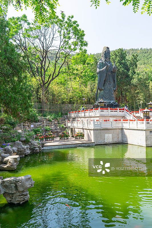 中国山东省济南市千佛山旅游风景区，观音菩萨的园林观音园巨大的金属观音菩萨雕像，户外白昼无人图像摄影图片素材