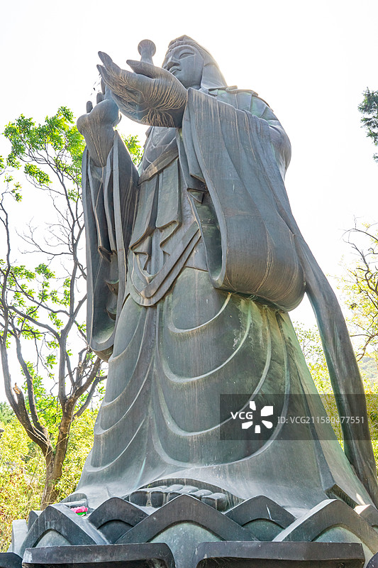 中国山东省济南市千佛山旅游风景区，低视角仰拍观音园巨大的金属观音菩萨雕像，户外白昼无人图像摄影图片素材