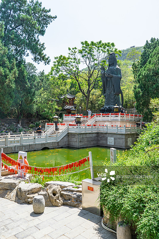 中国山东省济南市千佛山旅游风景区，观音菩萨的园林观音园巨大的金属观音菩萨雕像，户外白昼无人图像摄影图片素材