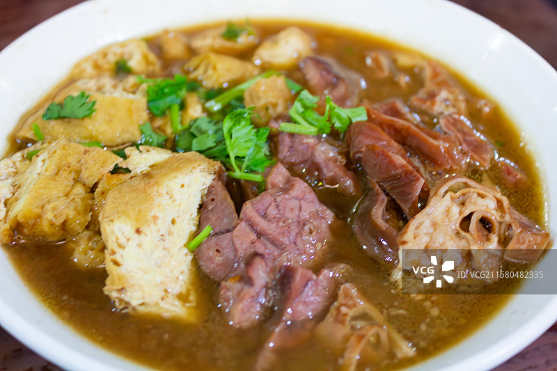 中国北京特色小吃，卤煮火烧，美食静物特写图片素材