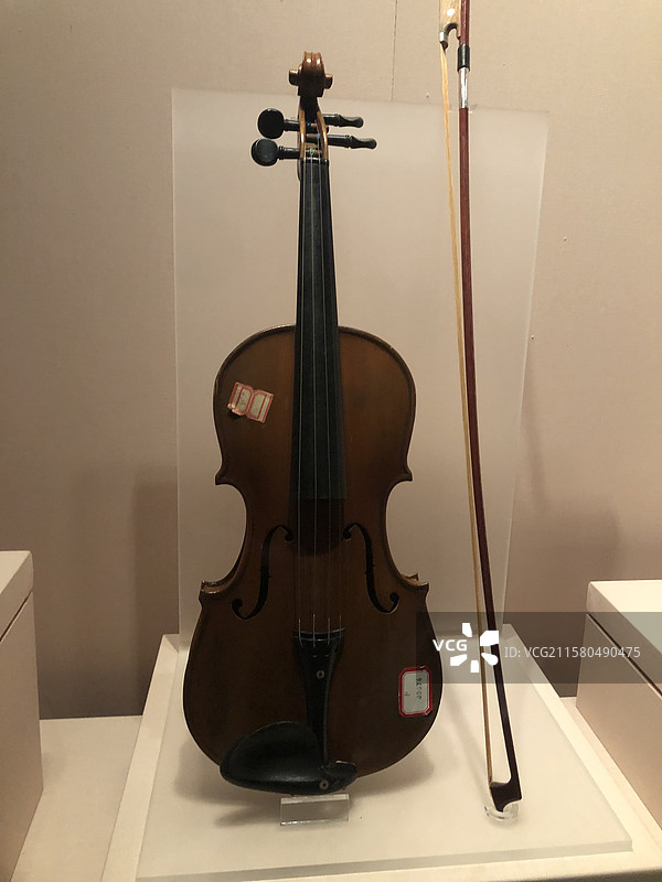 毛泽东孩子用过的小提琴-湖南韶山毛泽东纪念馆图片素材