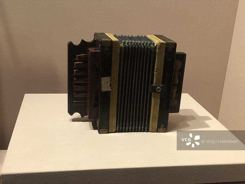 毛泽东孩子用过的小手风琴-湖南韶山毛泽东纪念馆图片素材