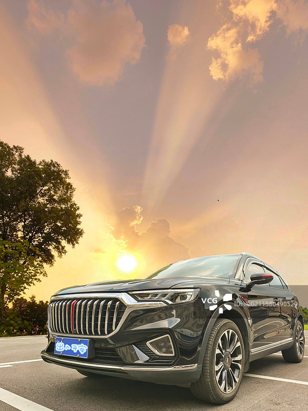 金晖下的红旗HS5图片素材