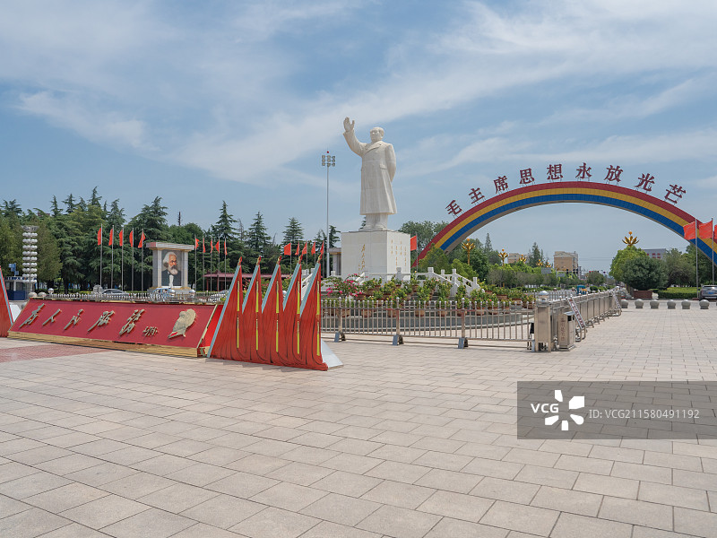 漯河市临颍县南街村东方红广场毛主席雕像图片素材