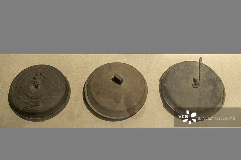 内蒙古包头市博物馆“民俗文化展”：“左米右霍”儿鏊子（用于烙制米面饼或玉米面饼的铁铛子）图片素材