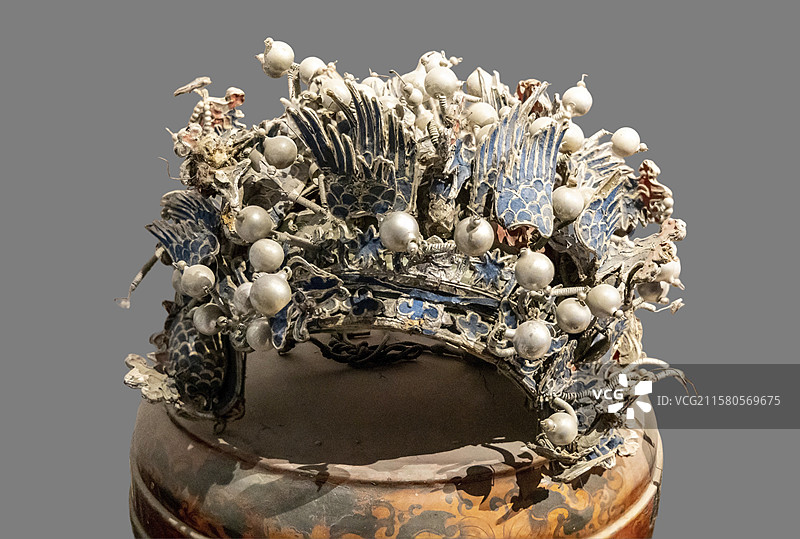 内蒙古包头市博物馆“民俗文化展”：凤冠（旧时婚礼时新娘子头戴）图片素材