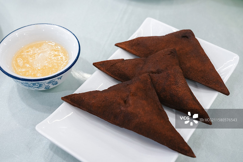 河南，炸血糕，安阳市代表性传统小吃，安阳饮食文化"三大宝"之一，具有酥脆表皮与软糯内里双重口感，豫菜图片素材