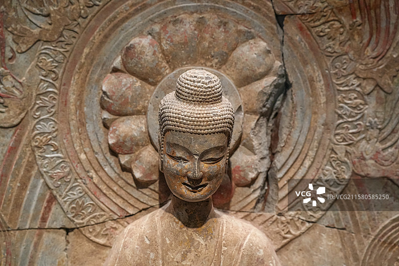 北魏 贴金彩绘石雕背屏式佛佛菩萨三尊像 青州博物馆图片素材