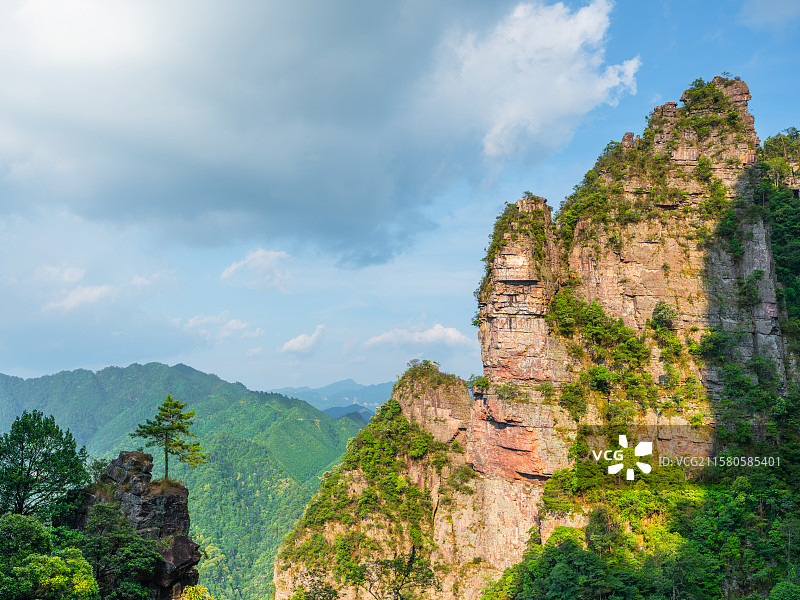 广西来宾金秀大瑶山盘王界景区丹霞式砂岩峰林地貌以及景区风光图片素材