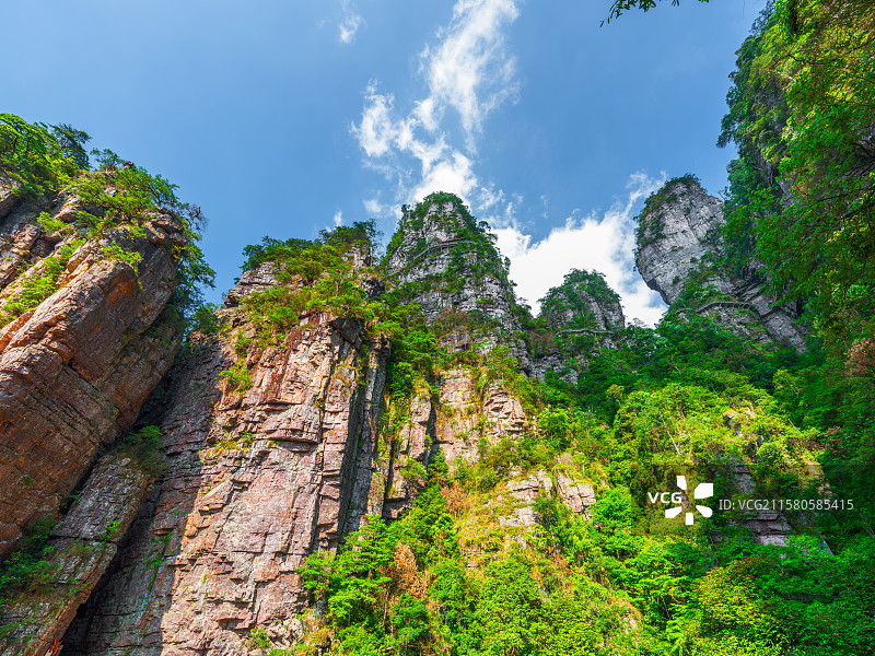 广西来宾金秀大瑶山盘王界景区丹霞式砂岩峰林地貌以及景区风光图片素材