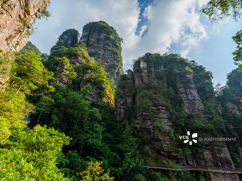 广西来宾金秀大瑶山盘王界景区丹霞式砂岩峰林地貌以及景区风光图片素材