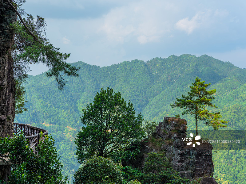 广西来宾金秀大瑶山盘王界景区丹霞式砂岩峰林地貌以及景区风光图片素材