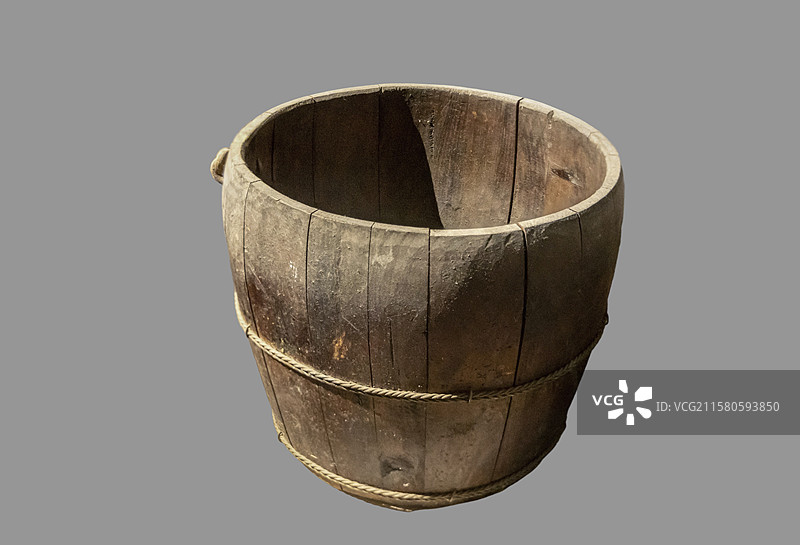 内蒙古包头市博物馆“民俗文化展”：蒙古族木奶桶图片素材