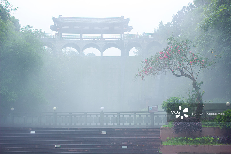 中国成都邛崃竹溪湖生态旅游区，雾中的大坝飞玉，自然风景图片素材