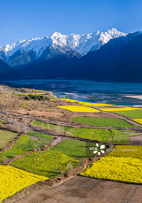 西藏林芝市波密县易贡乡和易贡湖春天的风景图片素材