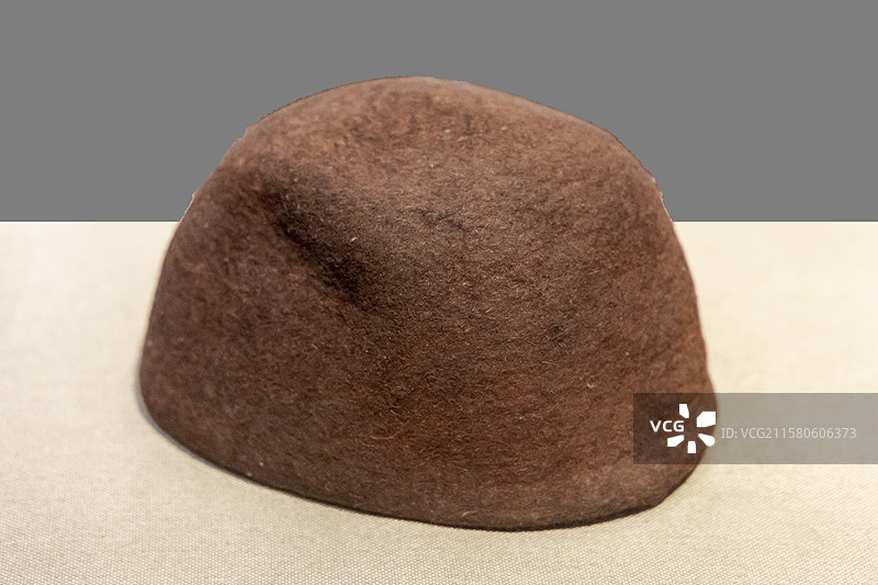 内蒙古包头市博物馆“民俗文化展”：毡帽（清代民国时期流行的一种防寒帽）图片素材