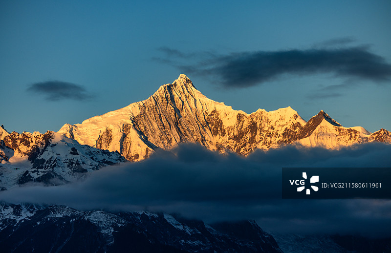 云南梅里雪山日照金山景观图片素材