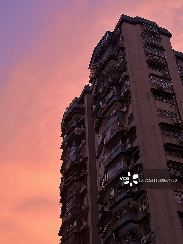 广州 紫红色晚霞下的老式居民楼图片素材