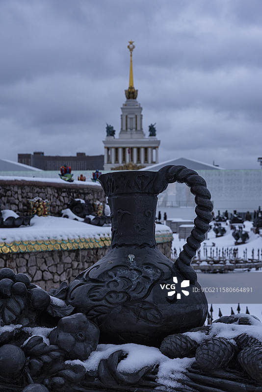 莫斯科全俄展览中心雪中雕塑图片素材