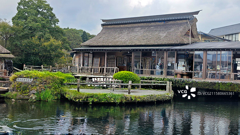 忍野八海位于日本山梨县，是富士山雪水汇聚成的八个清泉池，湖水清澈，景色如画，富士山景相映，美如仙境。图片素材
