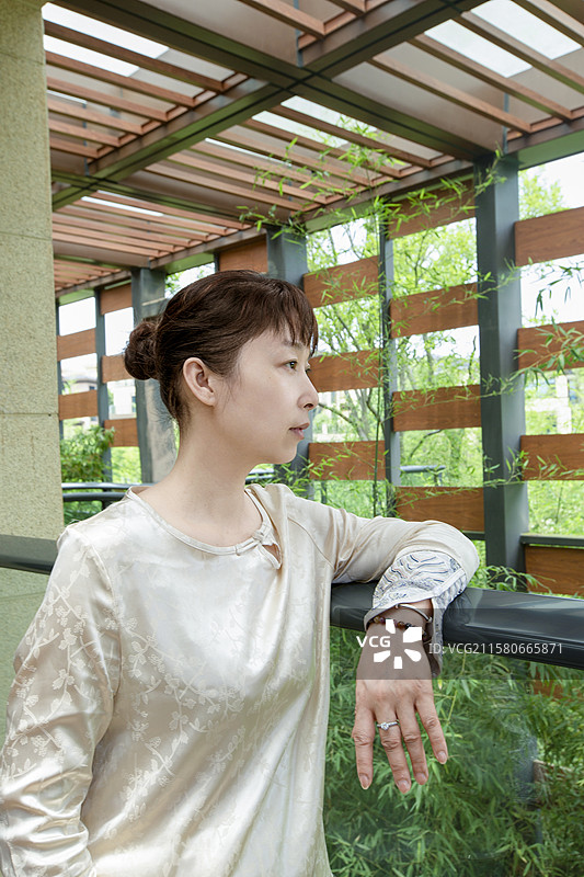 旅行中的中国女人图片素材