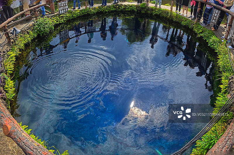 忍野八海位于日本山梨县，是富士山雪水汇聚成的八个清泉池，湖水清澈，景色如画，富士山景相映，美如仙境。图片素材